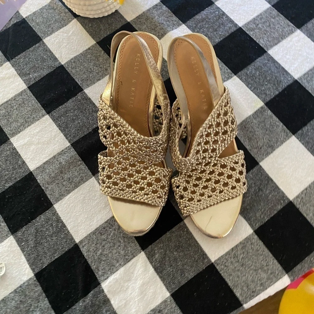 Delara size 9 Kelly and Katie wedge gold and cream shoes